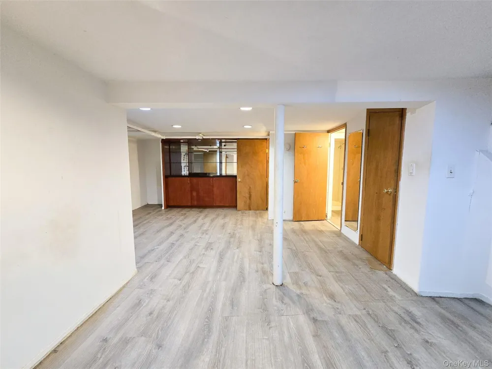 256-15 Pembroke Avenue Great Neck, NY 11020