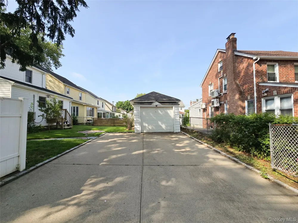256-15 Pembroke Avenue Great Neck, NY 11020