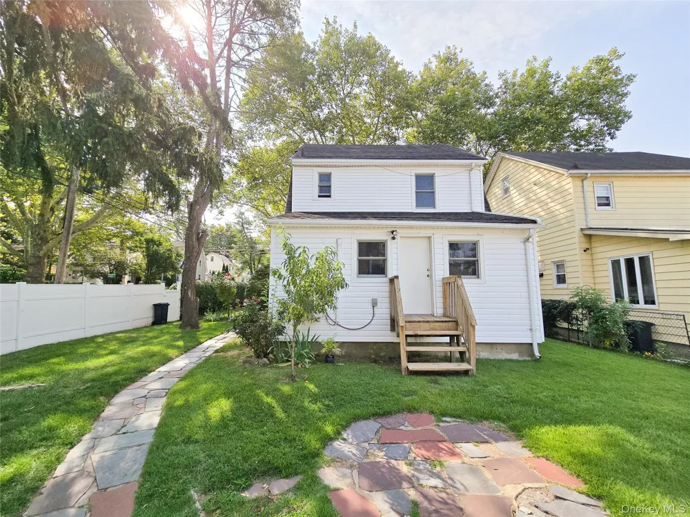 256-15 Pembroke Avenue Great Neck, NY 11020