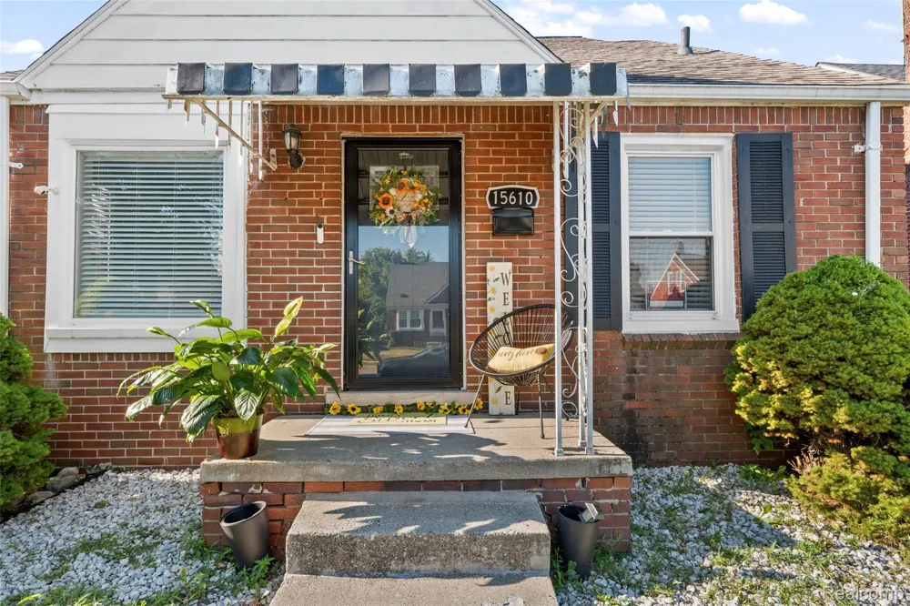 15610 Veronica Avenue Eastpointe City, MI 48021