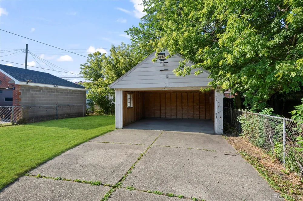 15610 Veronica Avenue Eastpointe City, MI 48021