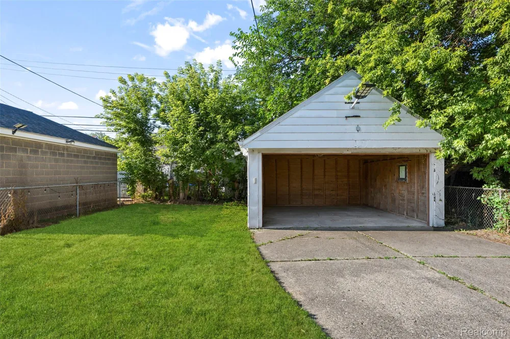 15610 Veronica Avenue Eastpointe City, MI 48021