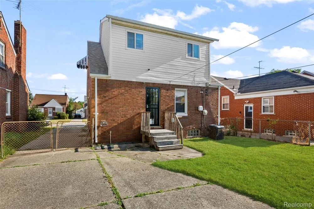 15610 Veronica Avenue Eastpointe City, MI 48021