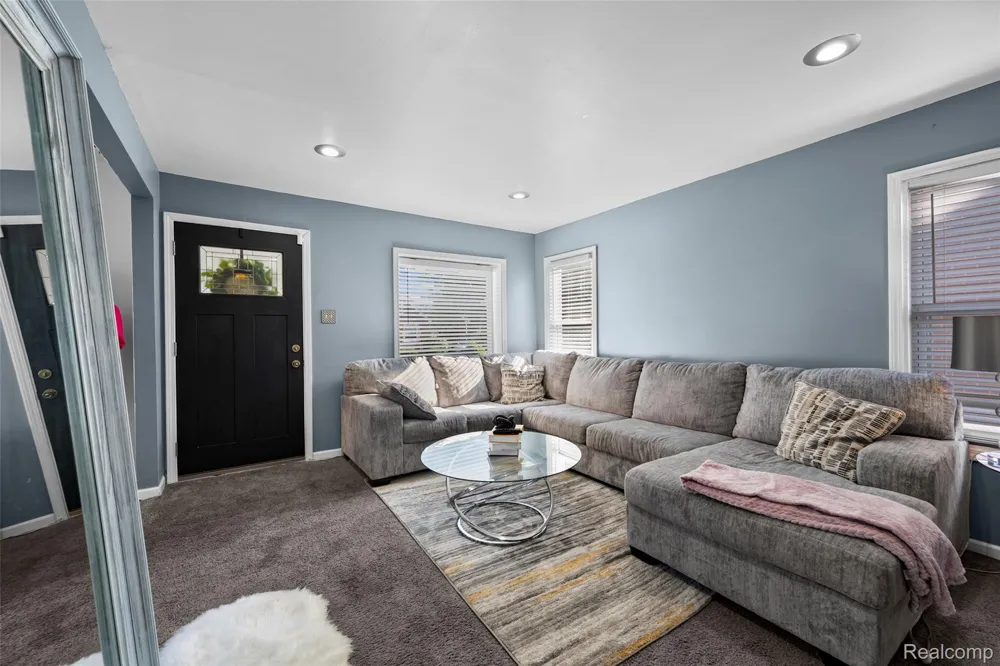 15610 Veronica Avenue Eastpointe City, MI 48021