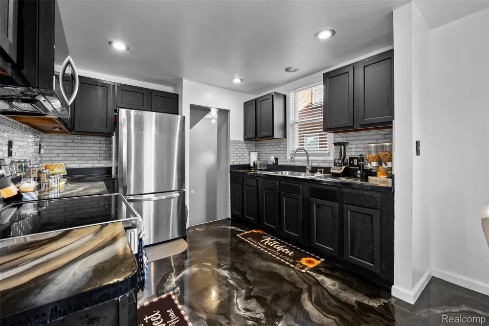 15610 Veronica Avenue Eastpointe City, MI 48021