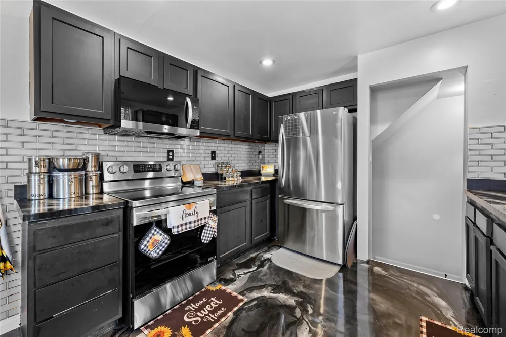15610 Veronica Avenue Eastpointe City, MI 48021
