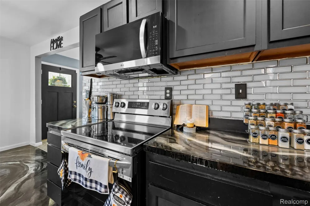 15610 Veronica Avenue Eastpointe City, MI 48021