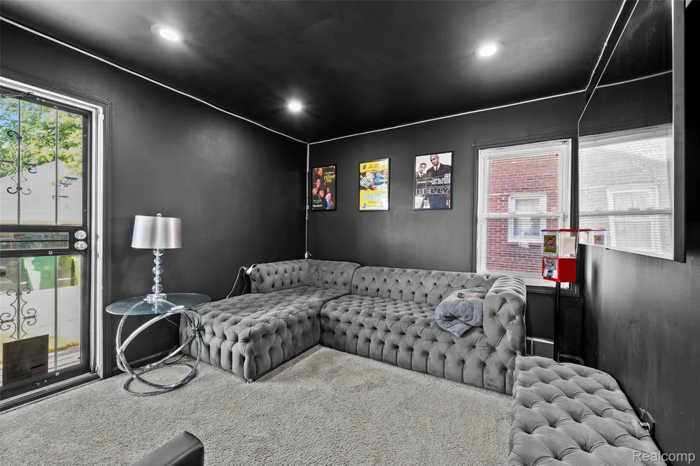15610 Veronica Avenue Eastpointe City, MI 48021