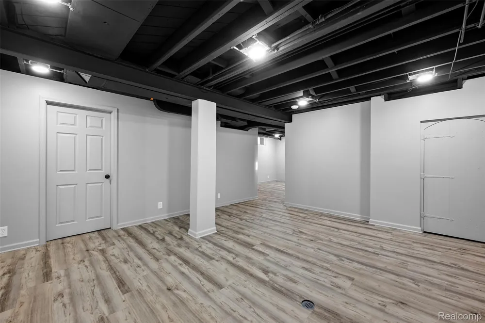 15610 Veronica Avenue Eastpointe City, MI 48021