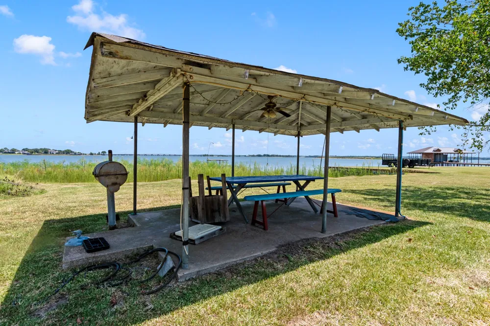 1237 Beachview Seven Points, TX 75143