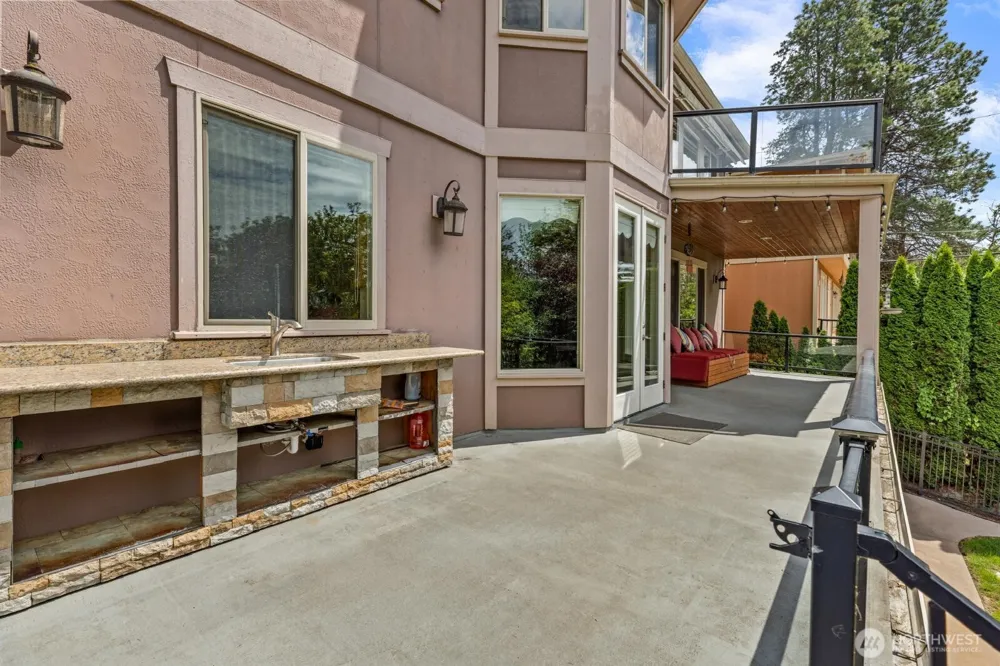 27145 11th Place S Des Moines, WA 98198