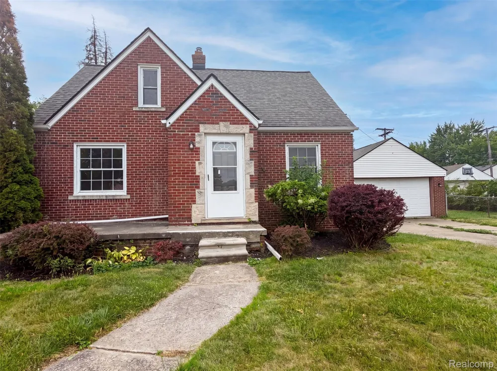 17590 Eastland Street Roseville City, MI 48066