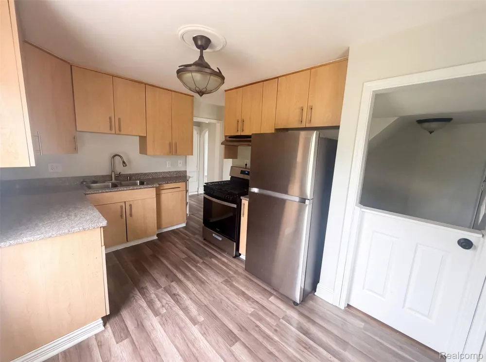 17590 Eastland Street Roseville City, MI 48066