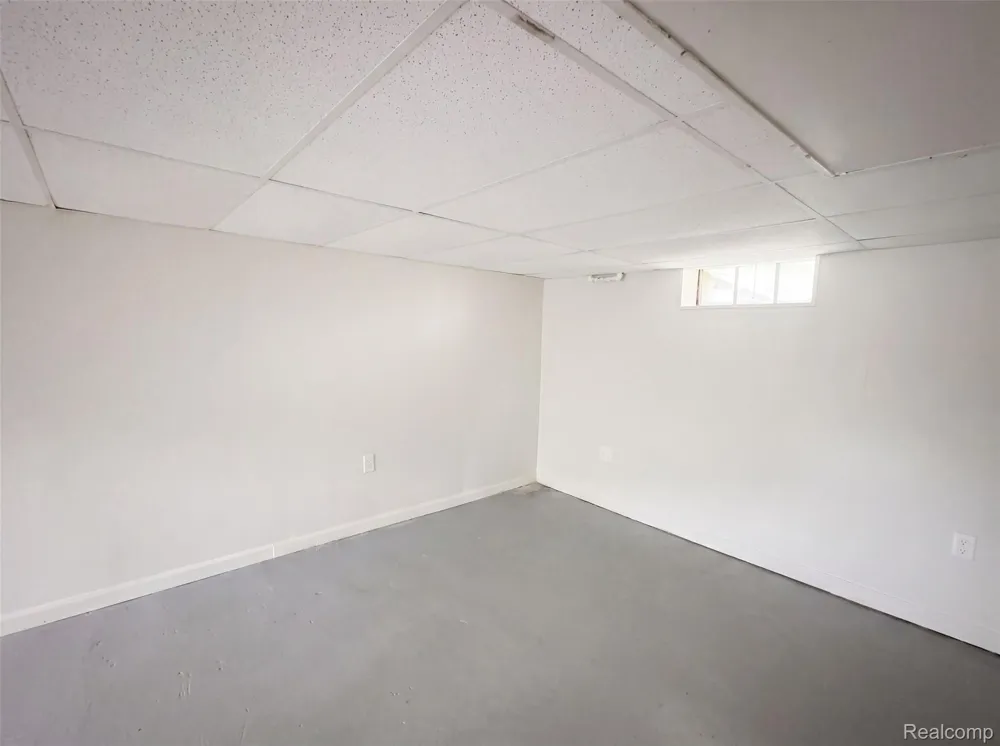 17590 Eastland Street Roseville City, MI 48066