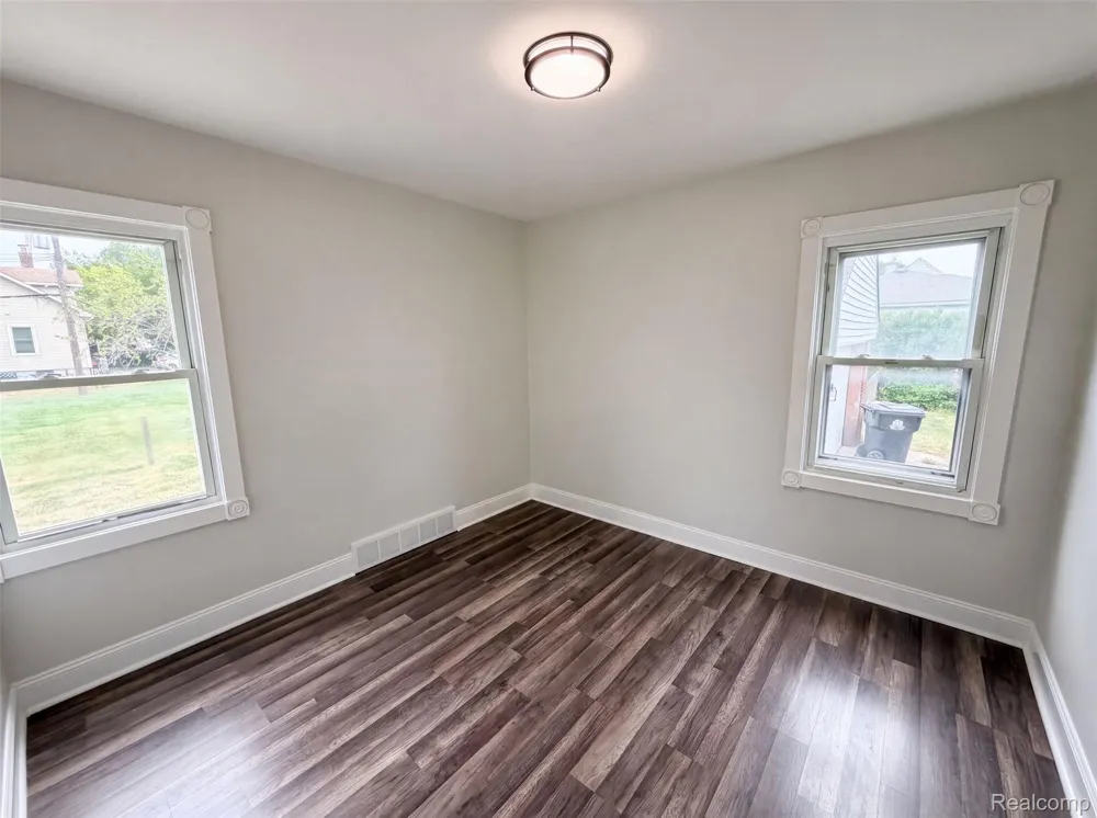 17590 Eastland Street Roseville City, MI 48066