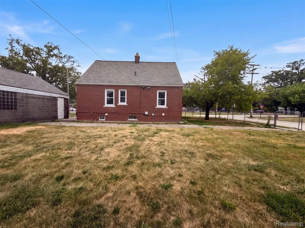 17590 Eastland Street Roseville City, MI 48066