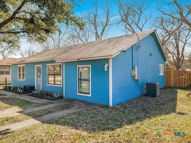 1510 Avenue Shiner, TX 77984