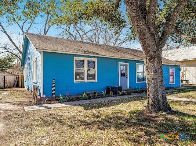 1510 Avenue Shiner, TX 77984