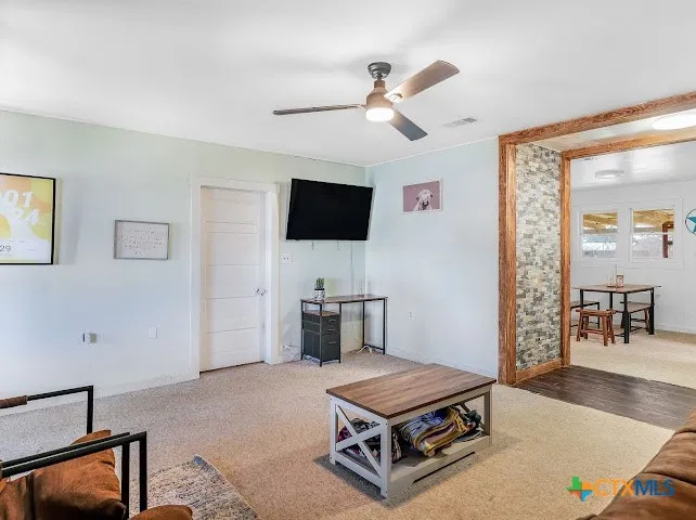 1510 Avenue Shiner, TX 77984