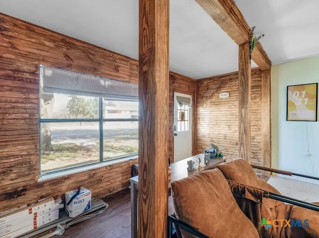 1510 Avenue Shiner, TX 77984