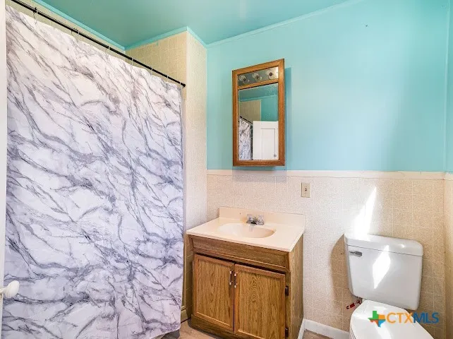 1510 Avenue Shiner, TX 77984