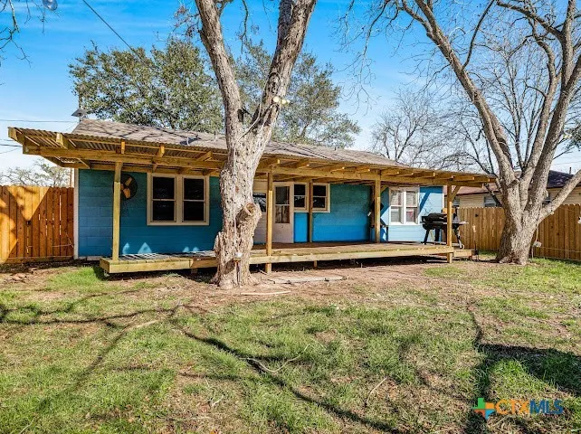 1510 Avenue Shiner, TX 77984