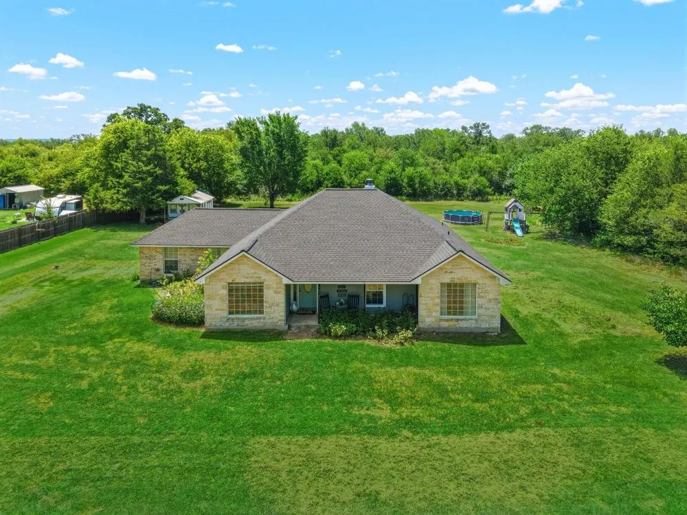 10747 Whispering Oaks Drive Hearne, TX 77859
