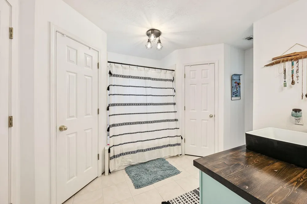 10747 Whispering Oaks Drive Hearne, TX 77859