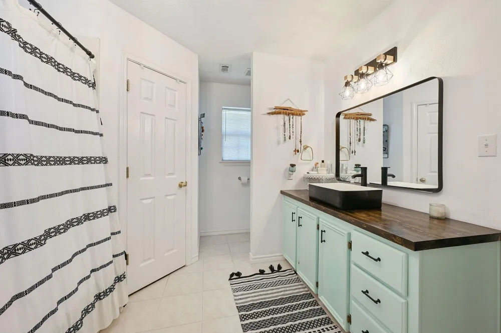 10747 Whispering Oaks Drive Hearne, TX 77859