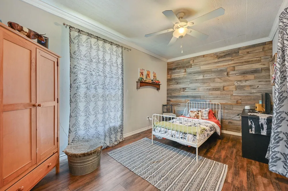 10747 Whispering Oaks Drive Hearne, TX 77859