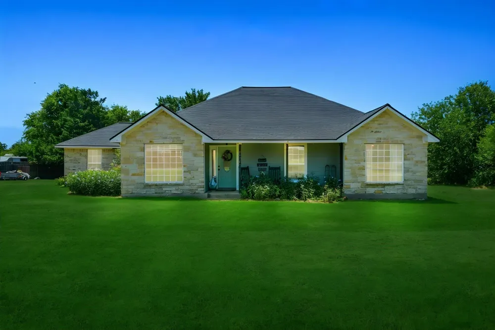 10747 Whispering Oaks Drive Hearne, TX 77859