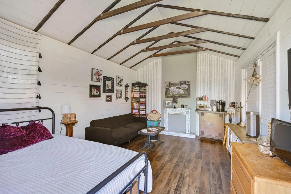 10747 Whispering Oaks Drive Hearne, TX 77859