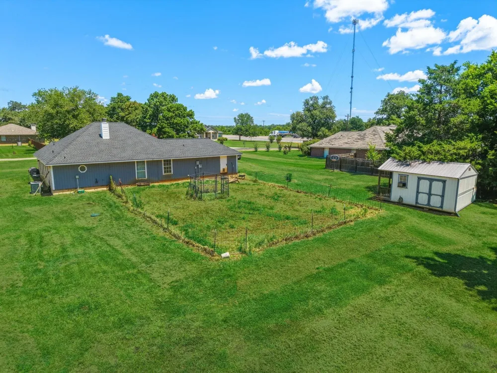 10747 Whispering Oaks Drive Hearne, TX 77859