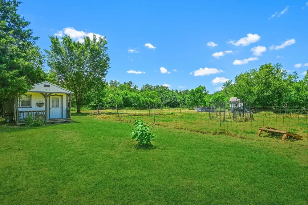 10747 Whispering Oaks Drive Hearne, TX 77859