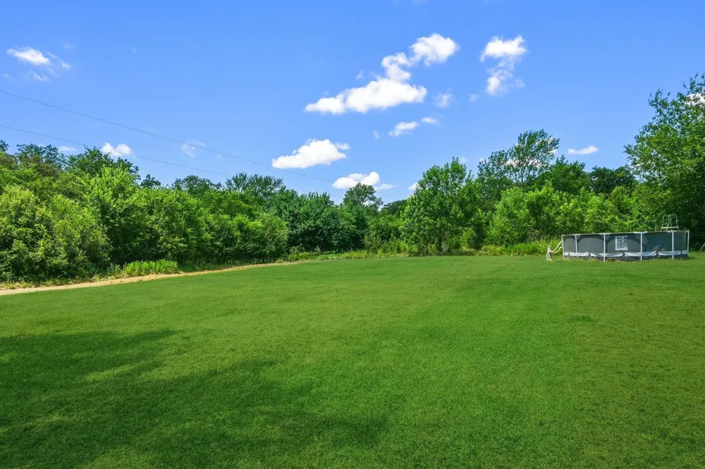 10747 Whispering Oaks Drive Hearne, TX 77859