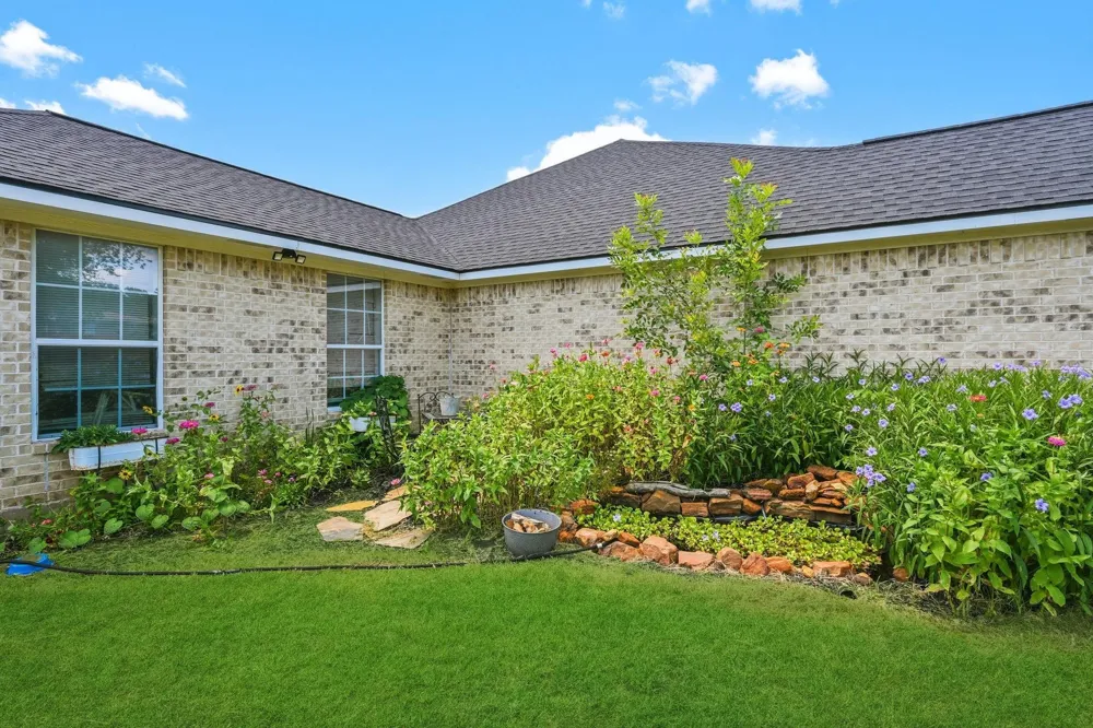 10747 Whispering Oaks Drive Hearne, TX 77859