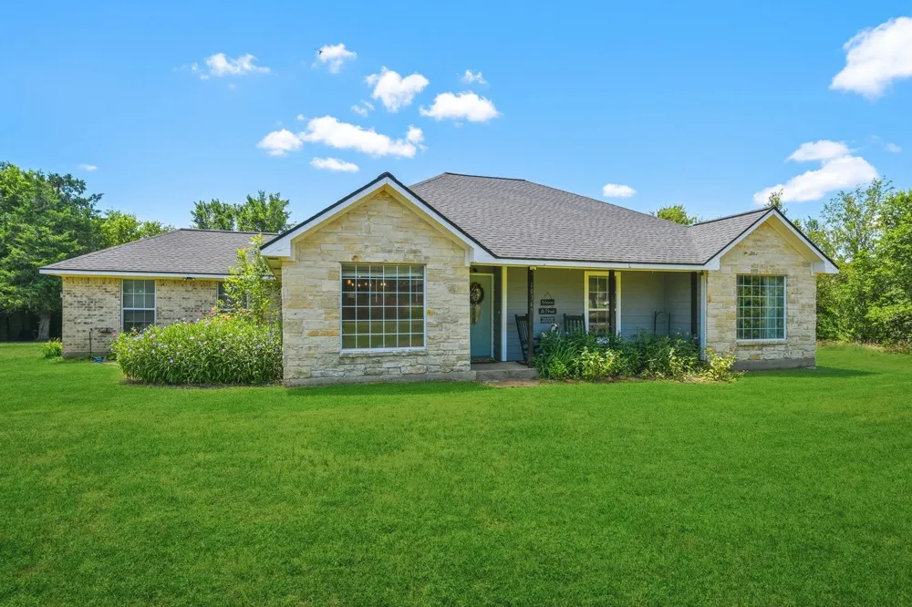 10747 Whispering Oaks Drive Hearne, TX 77859