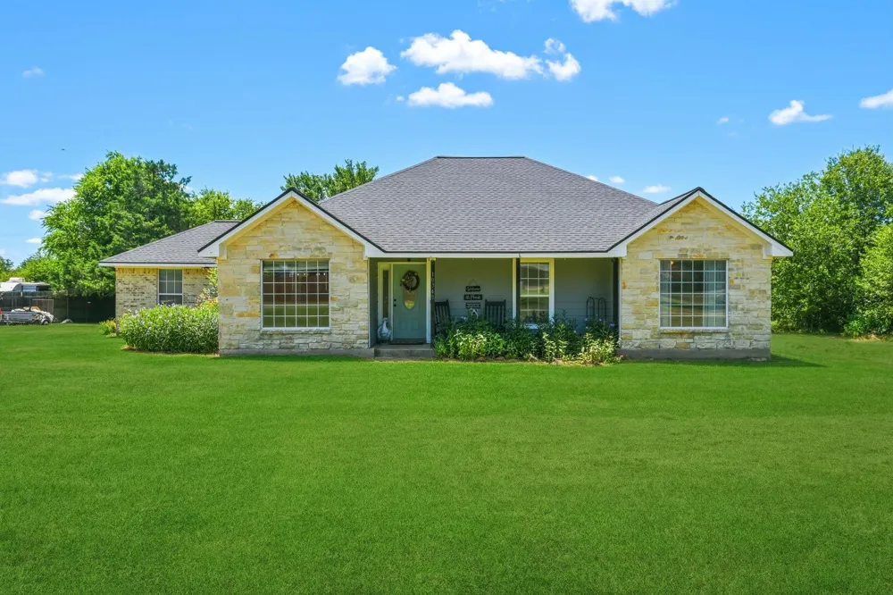 10747 Whispering Oaks Drive Hearne, TX 77859