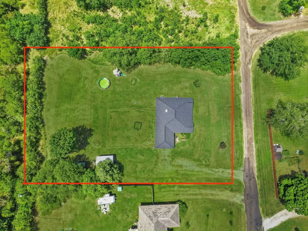 10747 Whispering Oaks Drive Hearne, TX 77859