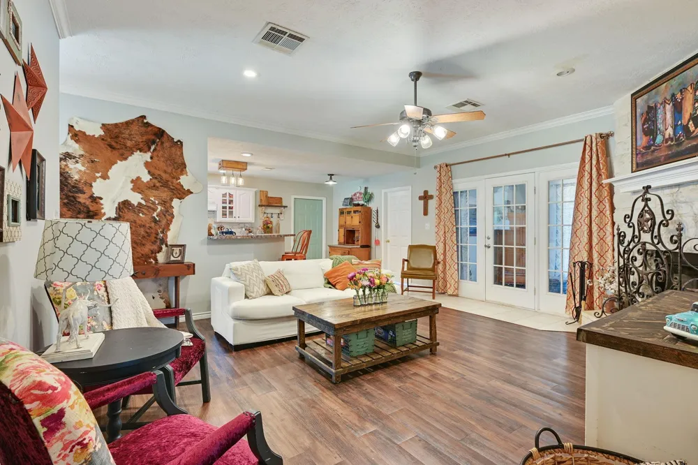 10747 Whispering Oaks Drive Hearne, TX 77859