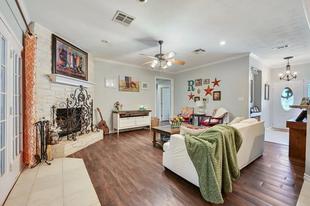 10747 Whispering Oaks Drive Hearne, TX 77859