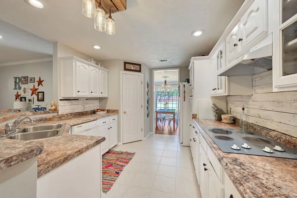 10747 Whispering Oaks Drive Hearne, TX 77859