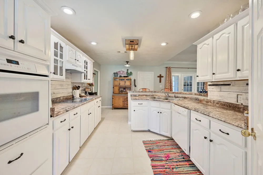10747 Whispering Oaks Drive Hearne, TX 77859