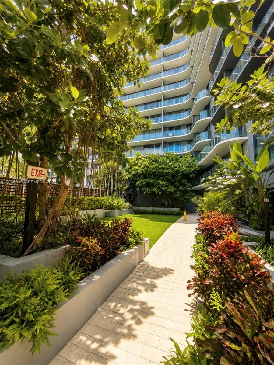 121 NE 34th St #904 Miami, FL 33137