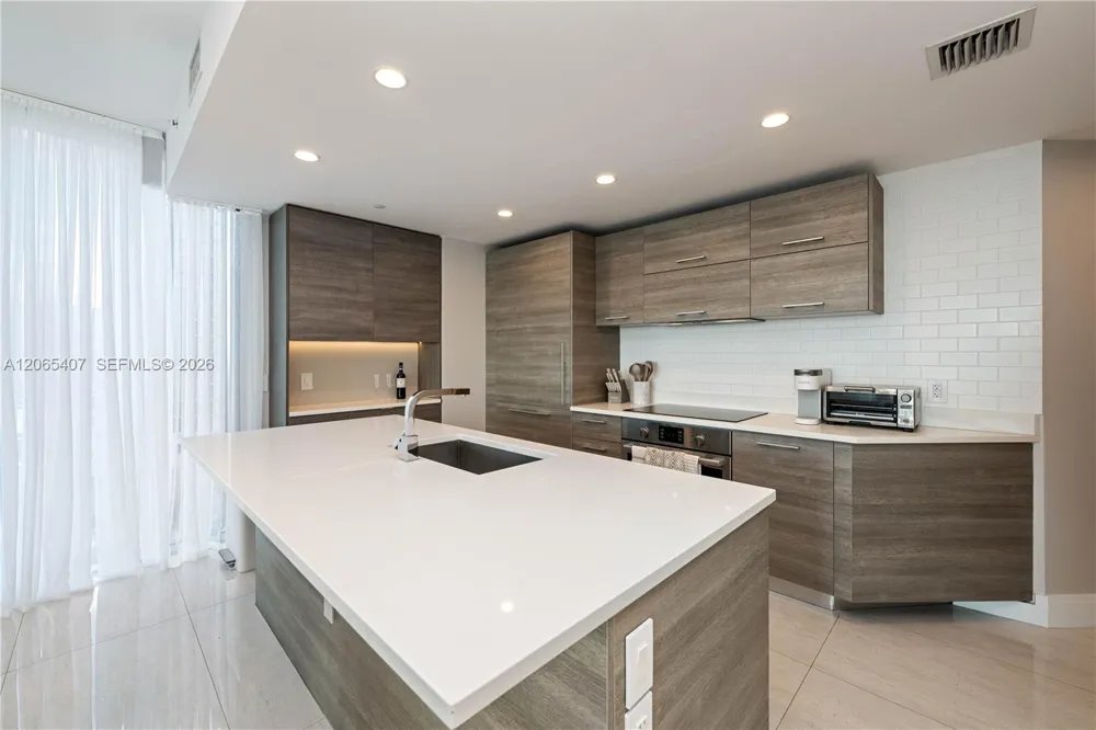 650 NE 32nd St #1501 Miami, FL 33137