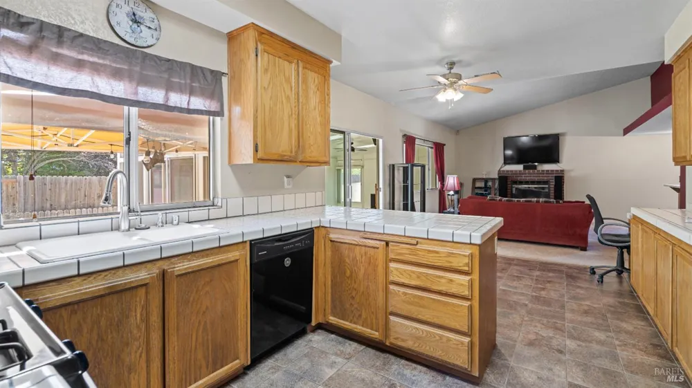 393 Limerick Way Vacaville, CA 95688