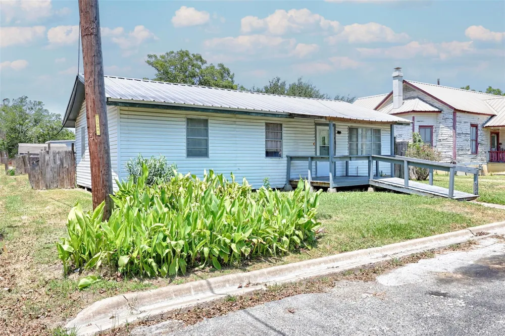505 Kellett Avenue Schulenburg, TX 78956