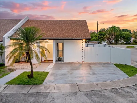 165 SW 113th Ct