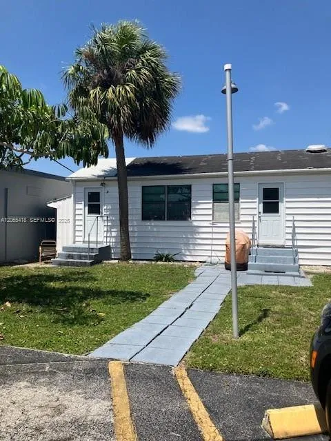 22 SE 3rd Ter #2 Dania Beach, FL 33004