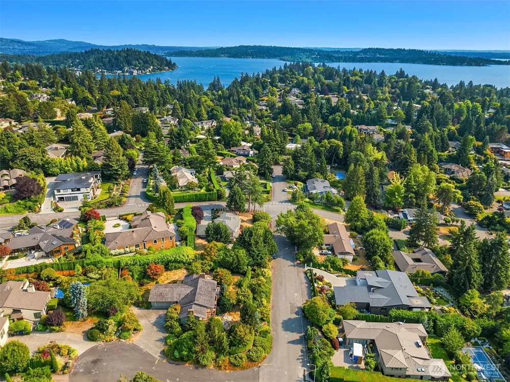 8811 NE 15th Place Clyde Hill, WA 98004